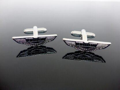 Aston Martin original Manschettenknöpfe Cufflinks 3D Emblem Schriftzug