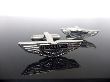 Aston Martin original Manschettenknöpfe Cufflinks 3D Emblem Schriftzug – Bild 3
