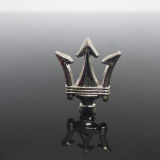 PIN 25mm Maserati Biturbo Tridente Dreizack Emblem Logo Schild