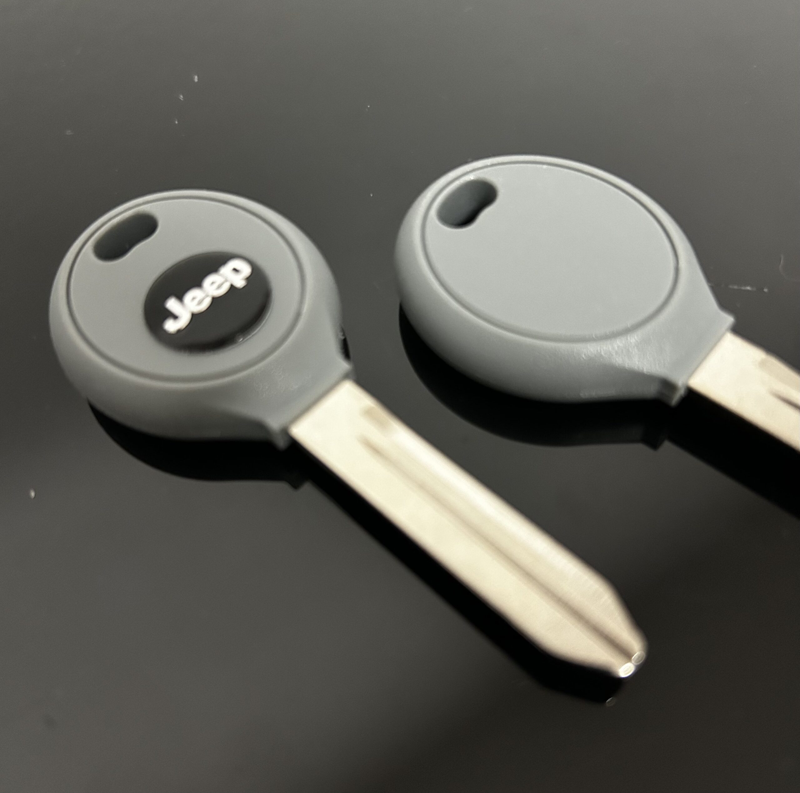 1x NEU Jeep Chrysler Dodge Schlüsselgehäuse GRAU mit Logo Emblem Ersatzschlüssel Autoschlüssel – Bild 3
