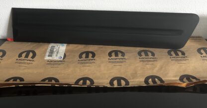 NEU ORIGINAL - 2005 Jeep Grand Cherokee 15HU21RXFAD Zierleiste links hinten