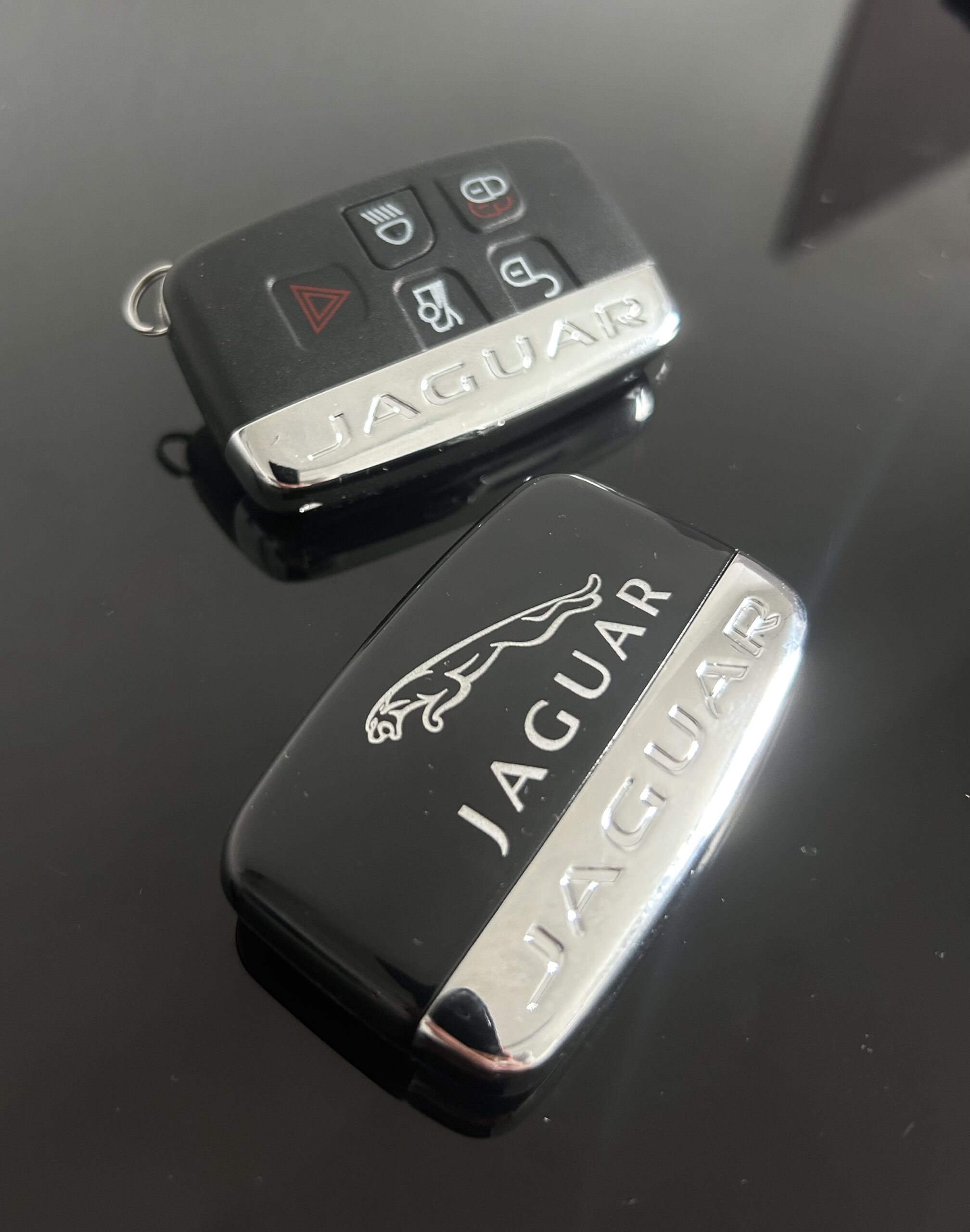 1x NEU JAGUAR Schlüsselgehäuse EDITION 4 Tasten Metall Kunststoff schwarz mit Logo Emblem