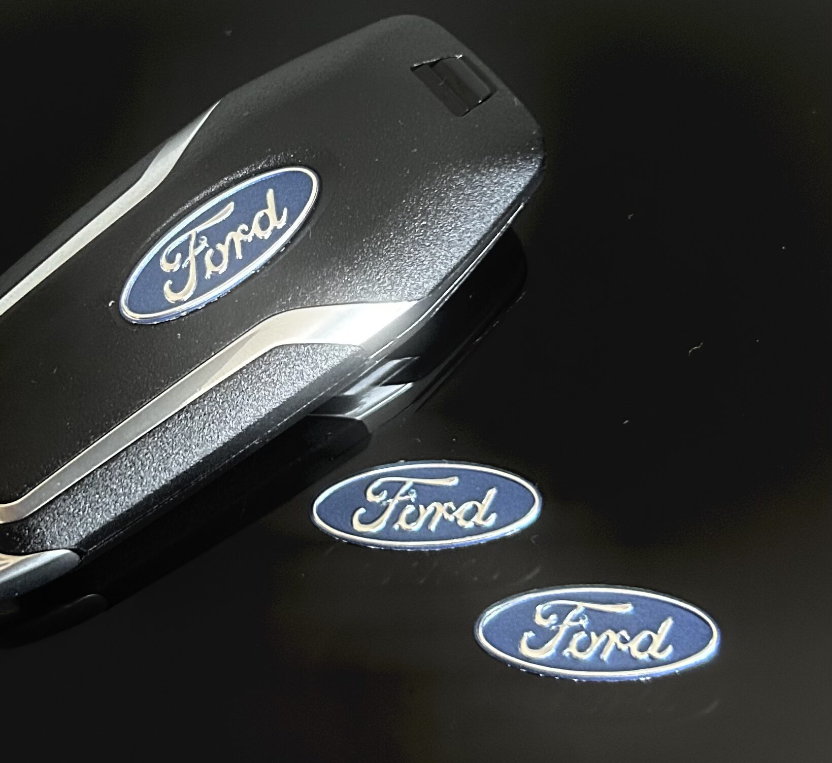 1x FORD original Aufkleber 3D Schlüssellogo 25x10mm Emblem Schriftzug Logo selbstklebend