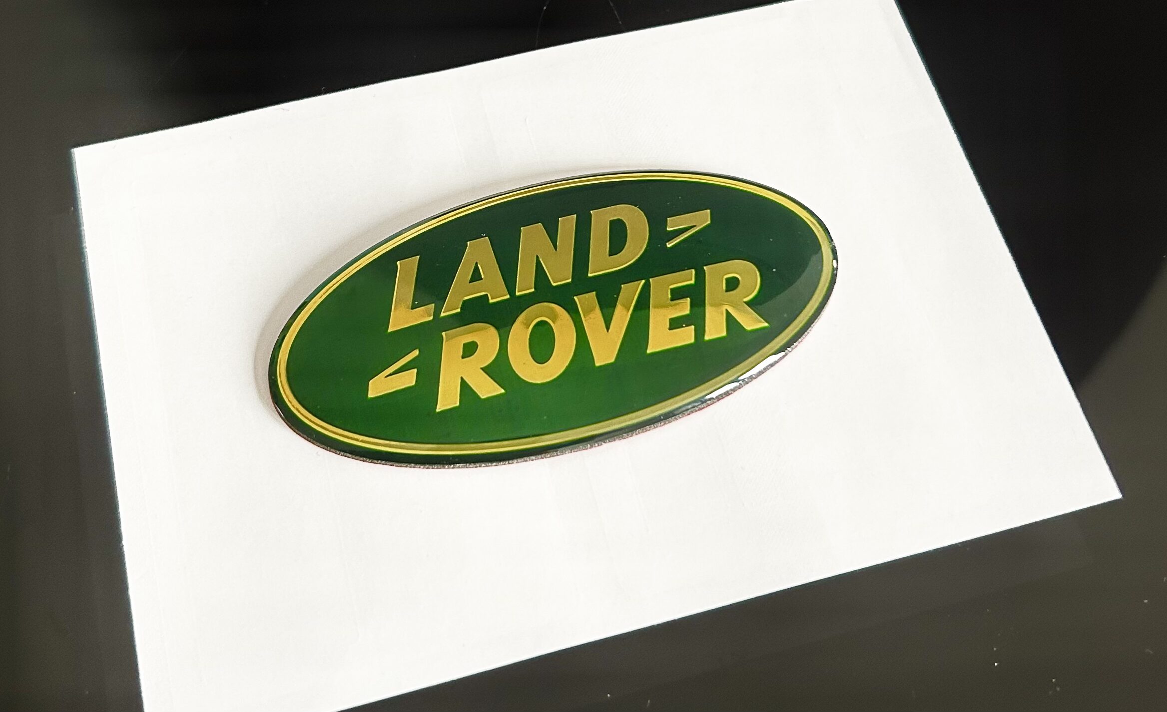 1x neu LAND ROVER Grill Emblem 8,6 x 4,3cm grün/gold Emblem Schriftzug Logo LR053190G