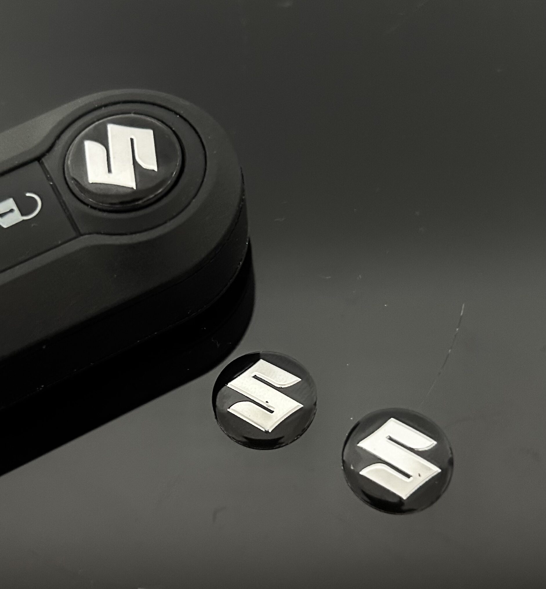 1x SUZUKI Schlüssel 14mm Aufkleber ALU Schlüssellogo Emblem Schriftzug LOGO Patch