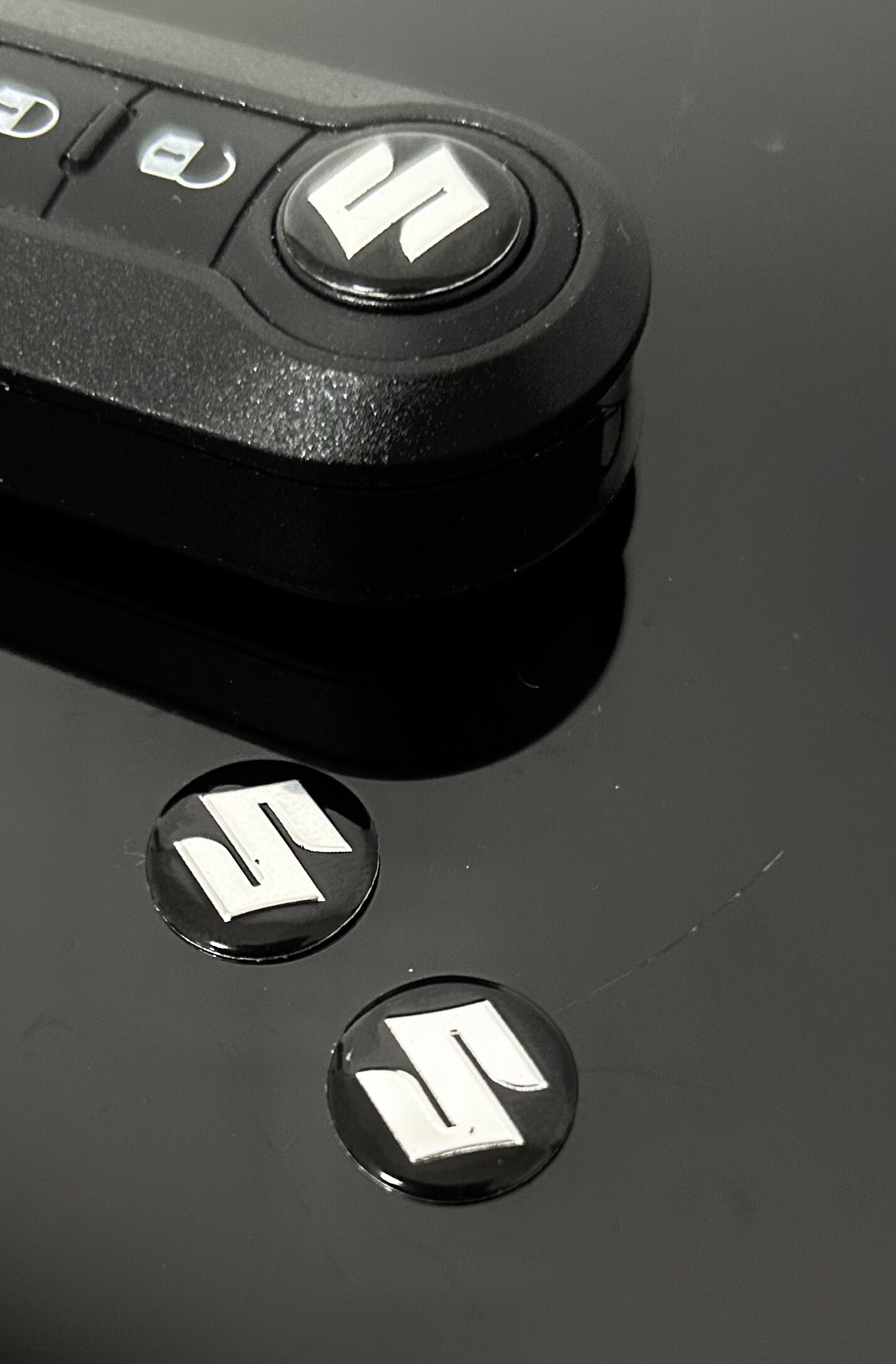 1x SUZUKI Schlüssel 14mm Aufkleber ALU Schlüssellogo Emblem Schriftzug LOGO Patch – Bild 2