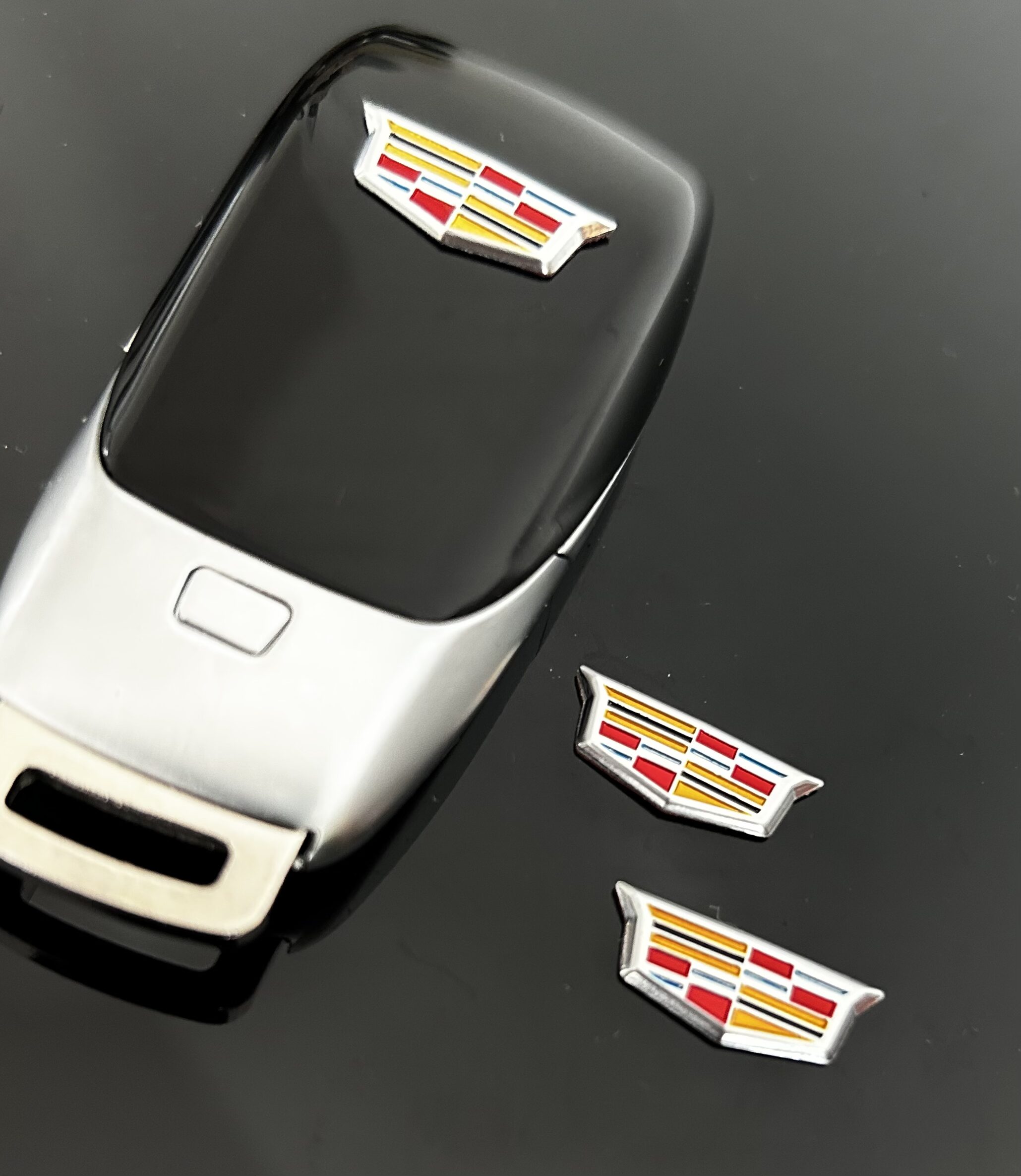 1x Cadillac Schlüssel 21x8mm Aufkleber ALU Schlüssellogo Emblem Schriftzug LOGO Patch