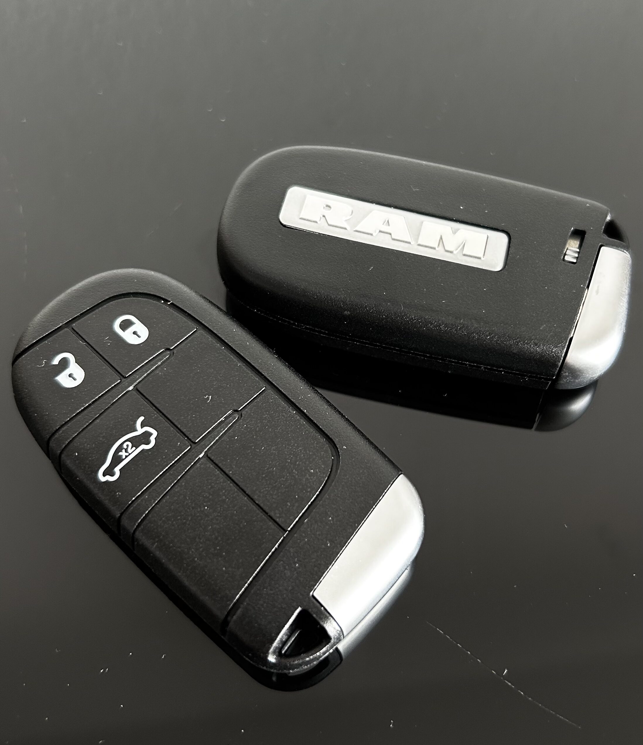 1x RAM Challenger Chrysler Jeep Dodge Schlüsselgehäuse mit Emblem Logo Autoschlüssel (Kopie)